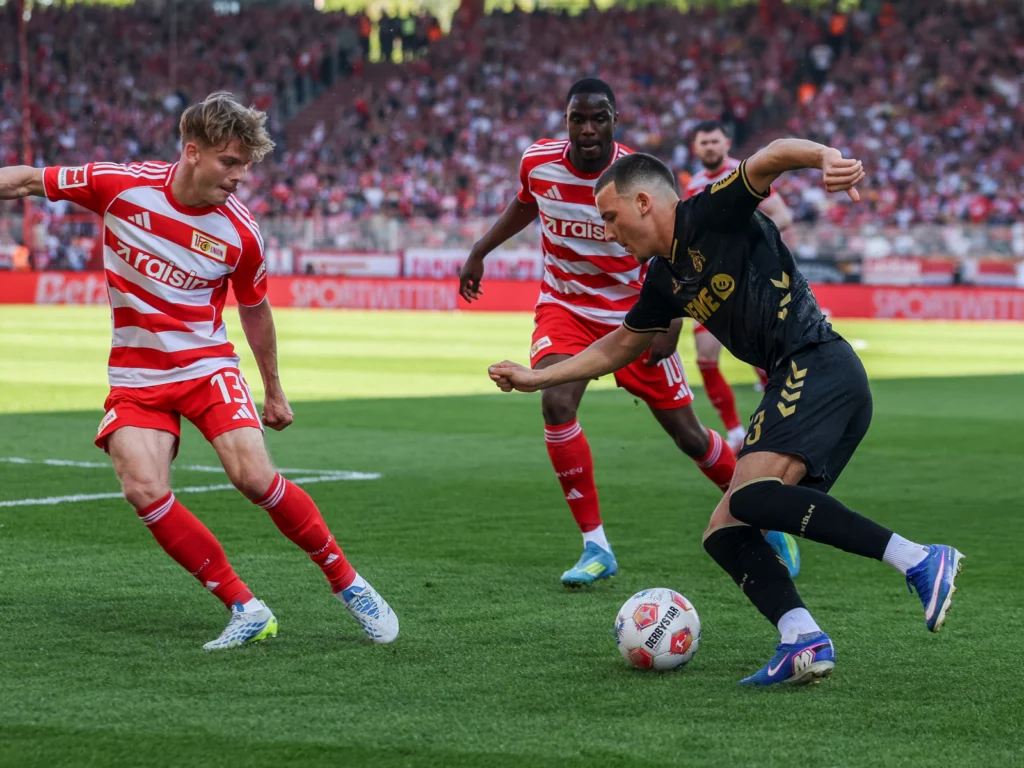 Said El Mala im Duell mit der Abwehr von Union Berlin (Photo by Maja Hitij/Getty Images)