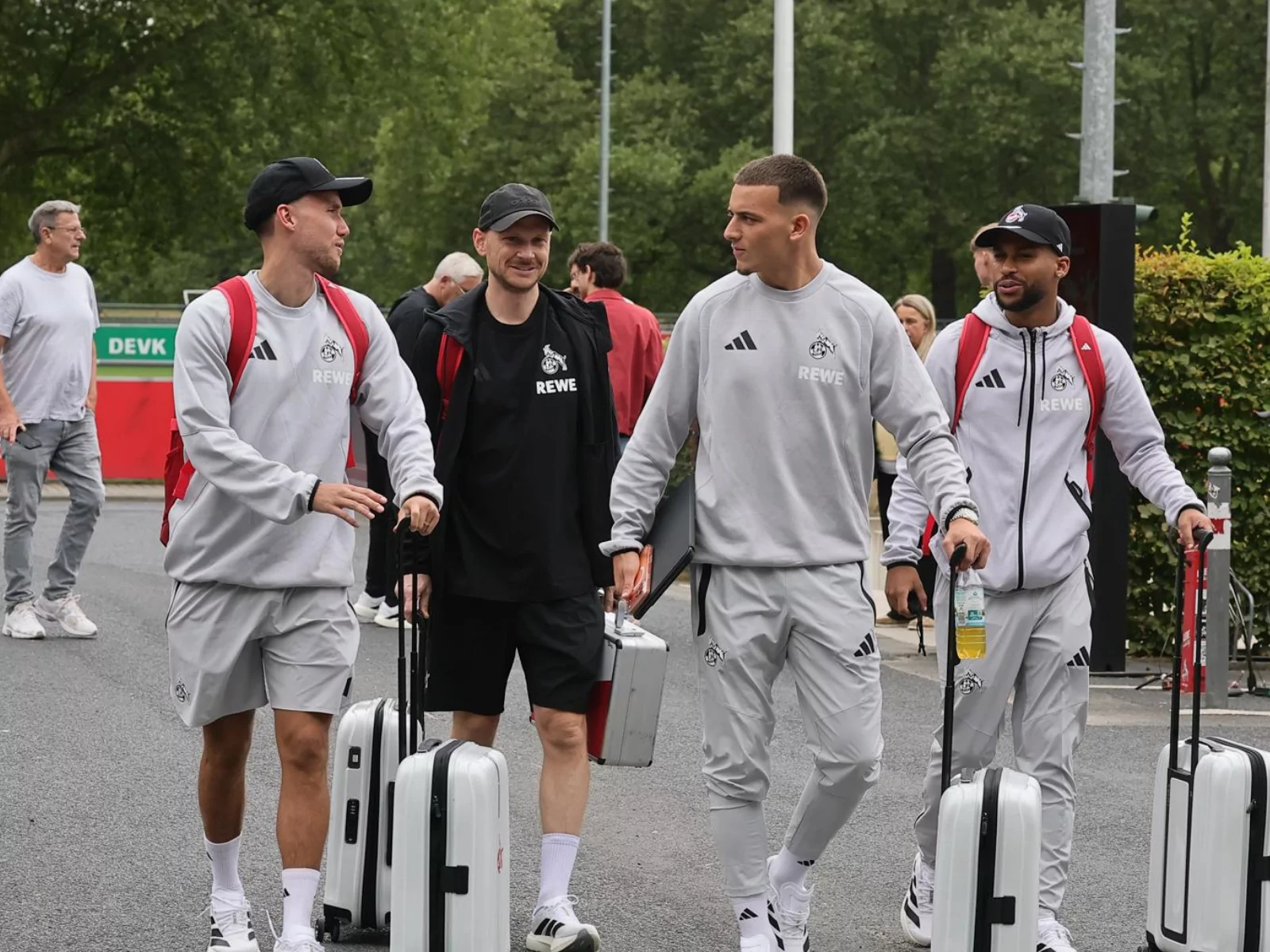 Die Kölner Spieler machen sich am Vormittag auf den Weg nach Kitzbühel
