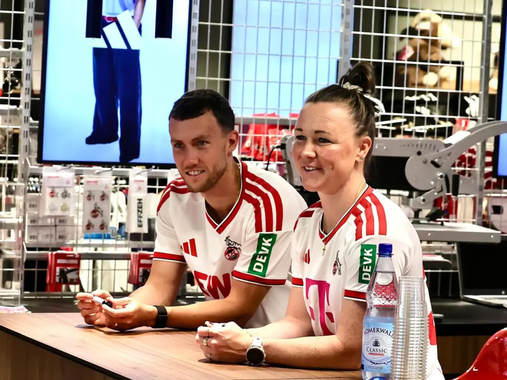 Luca Waldschmidt und Marina Hegering präsentieren Trikot