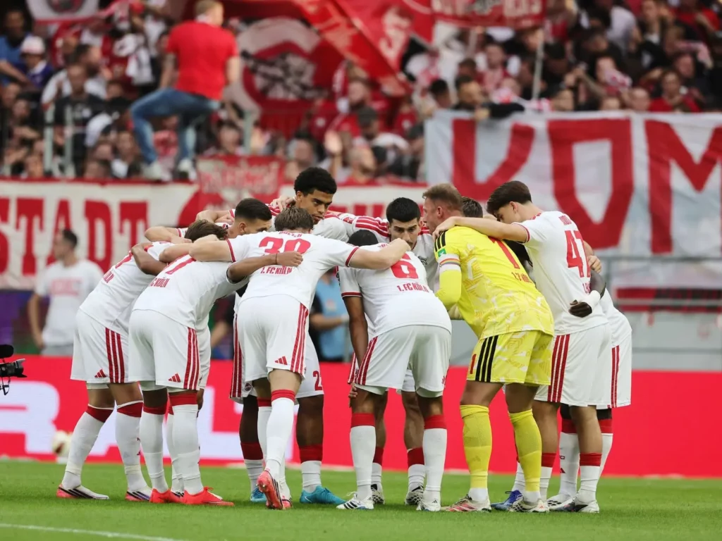 Die Mannschaft des 1. FC Köln vor dem Spiel