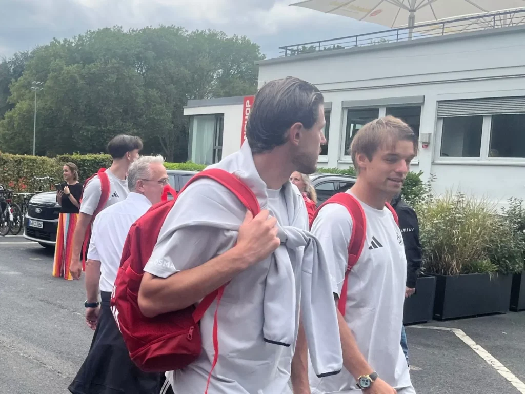 Die Spieler des 1. FC Köln reisen ab nach Stuttgart