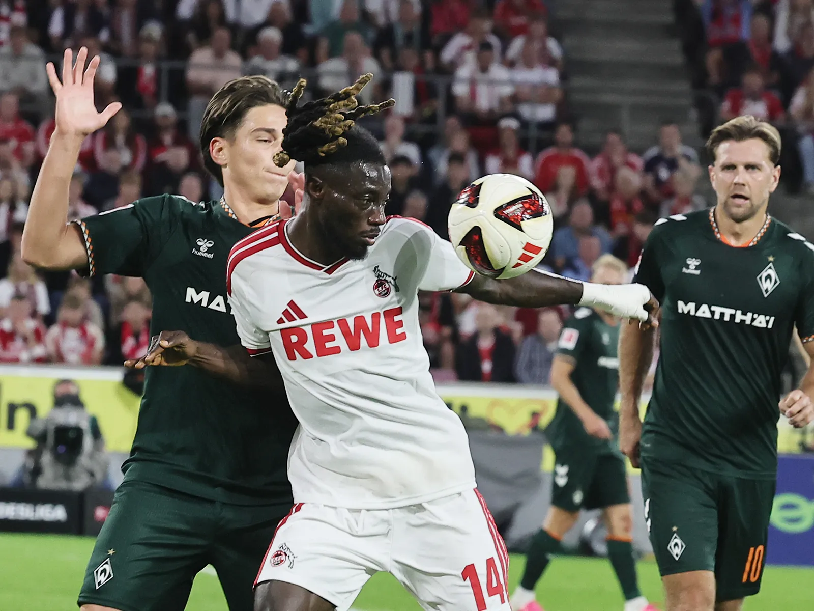 Gideon Mensah im Duell gegen Werder Bremen