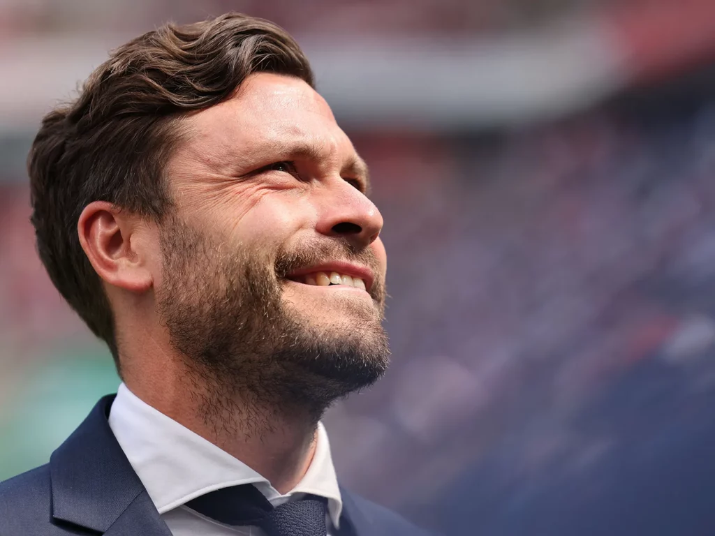 Jonas Hector äußert sich regelmäßig zum FC in seinem Podcast Schlag & fertig