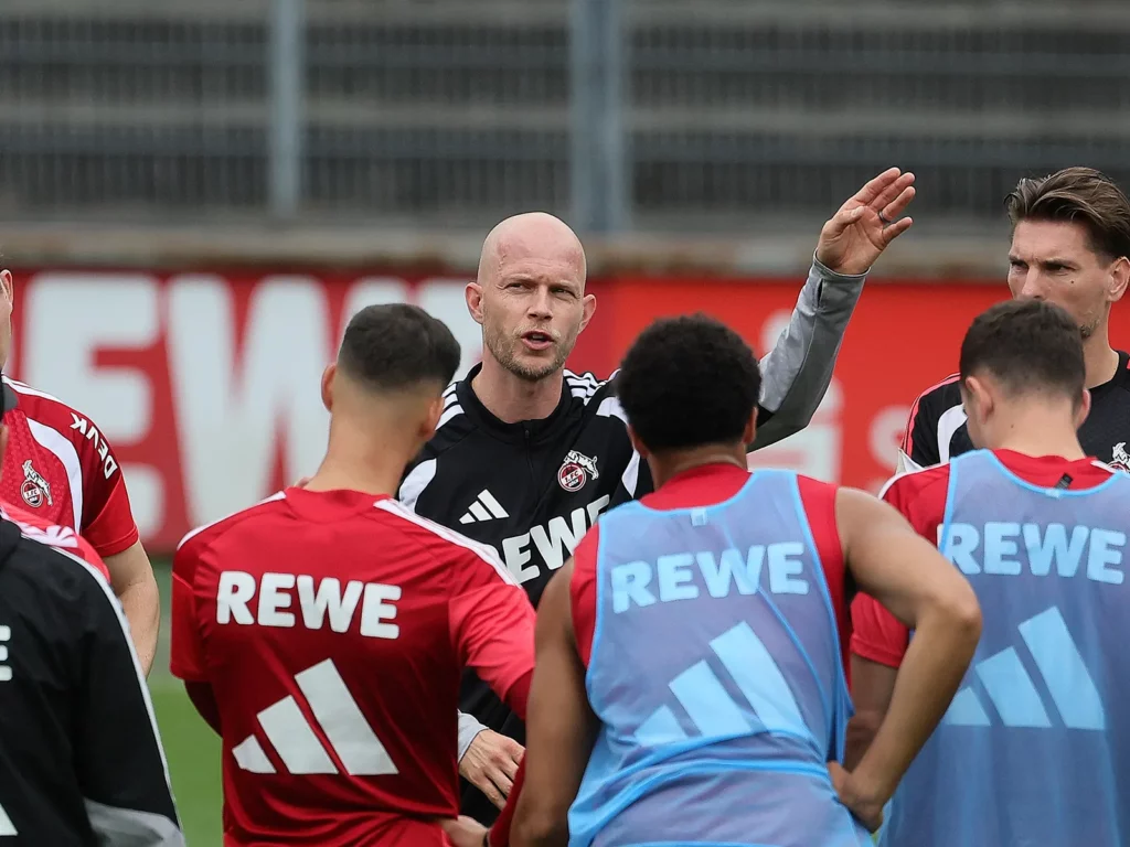 René Wagner gibt im Training Anweisungen