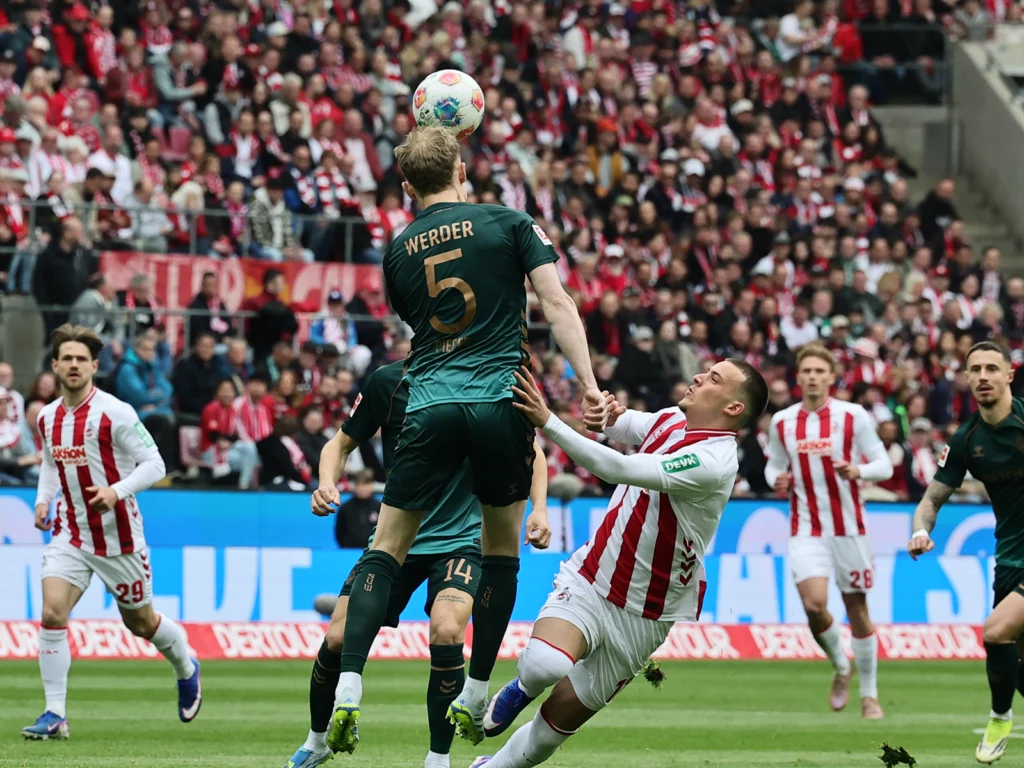 Said El Mala im Zweikampf gegen Werder Bremen
