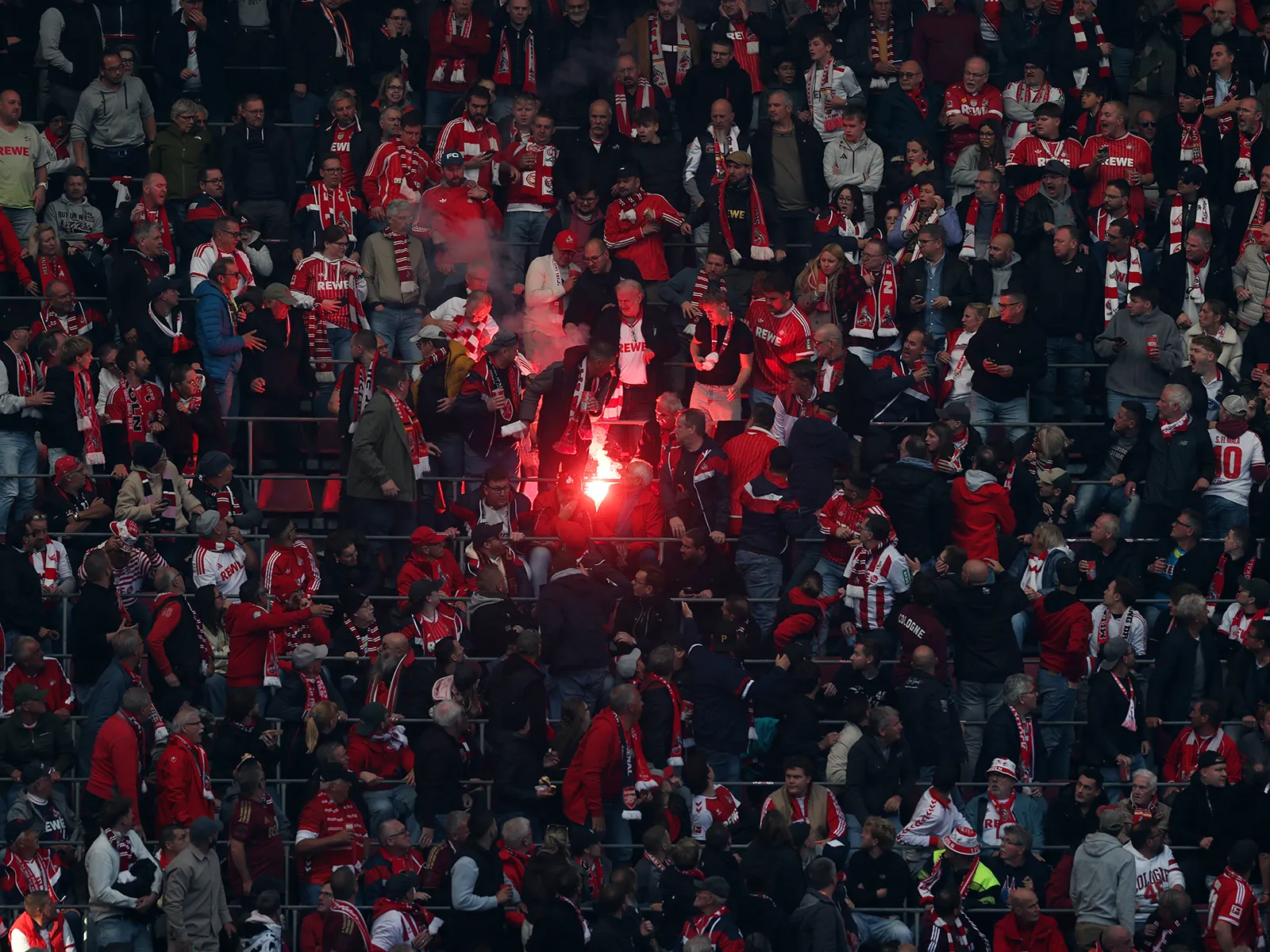Anhänger prügeln sich im Derby und werfen Pyro – Spiel zwischen 1. FC Köln und Mönchengladbach unterbrochen