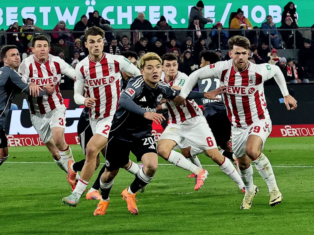 Ritsu Doan im Zweikampf mit Jan Thielmann