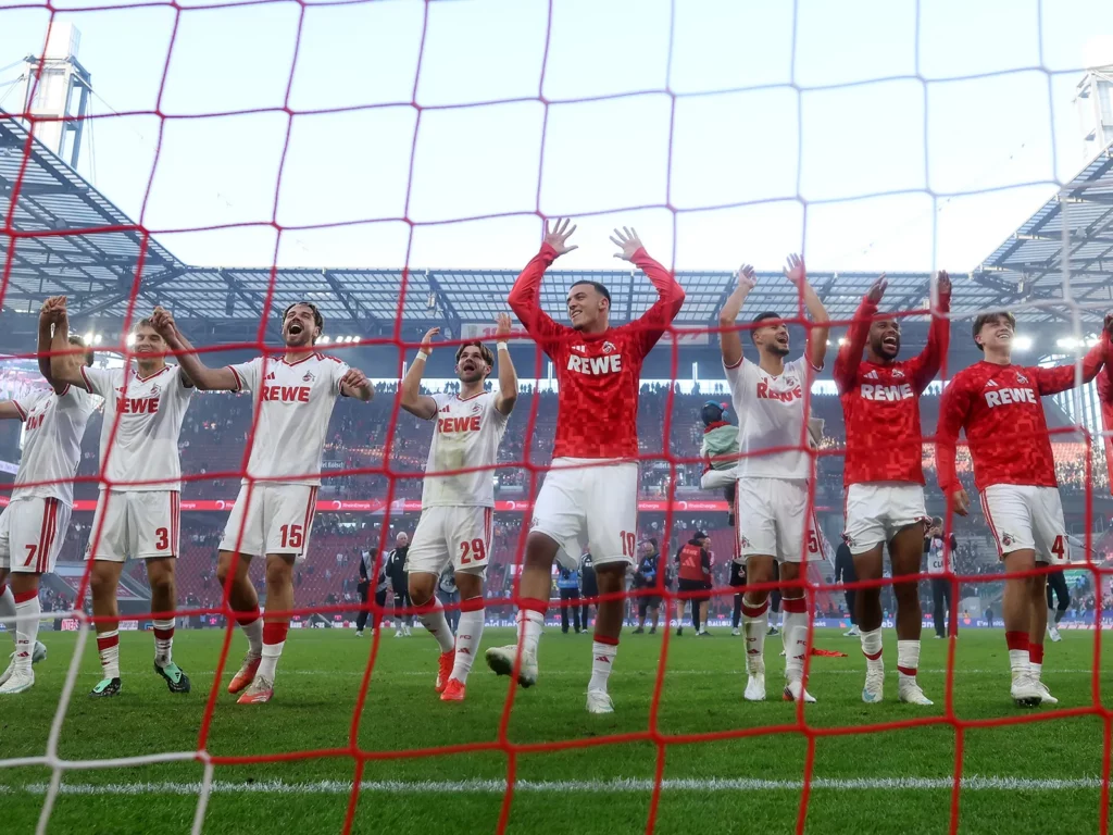 Die Kölner Spieler jubeln nach dem Derbysieg
