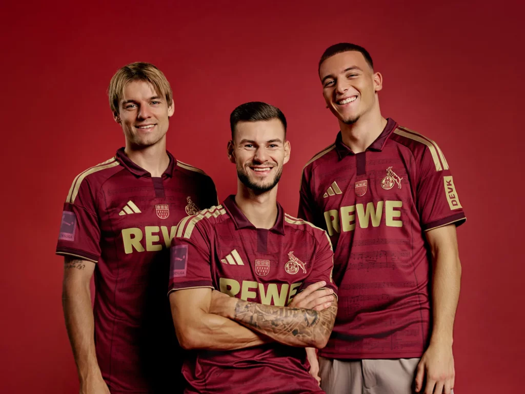 FC-Spieler präsentieren sich in den neuen Trikots