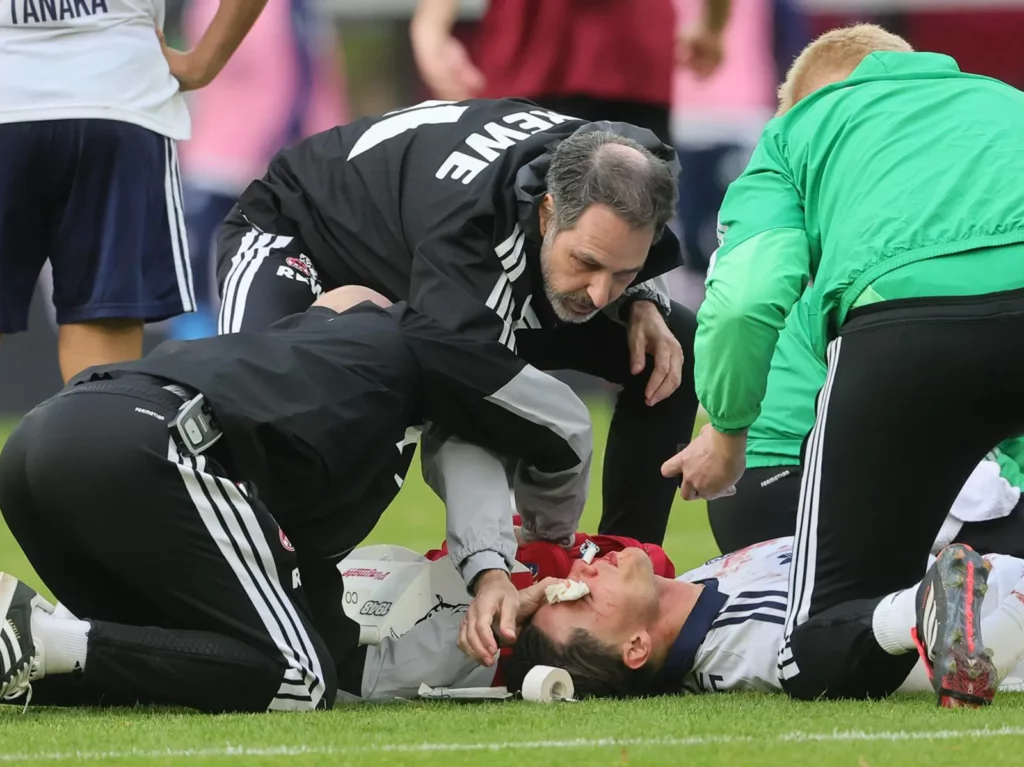 Der Kölner Mannschaftsarzt Dr. Paul Klein unterstützte die Schalker Ärzte