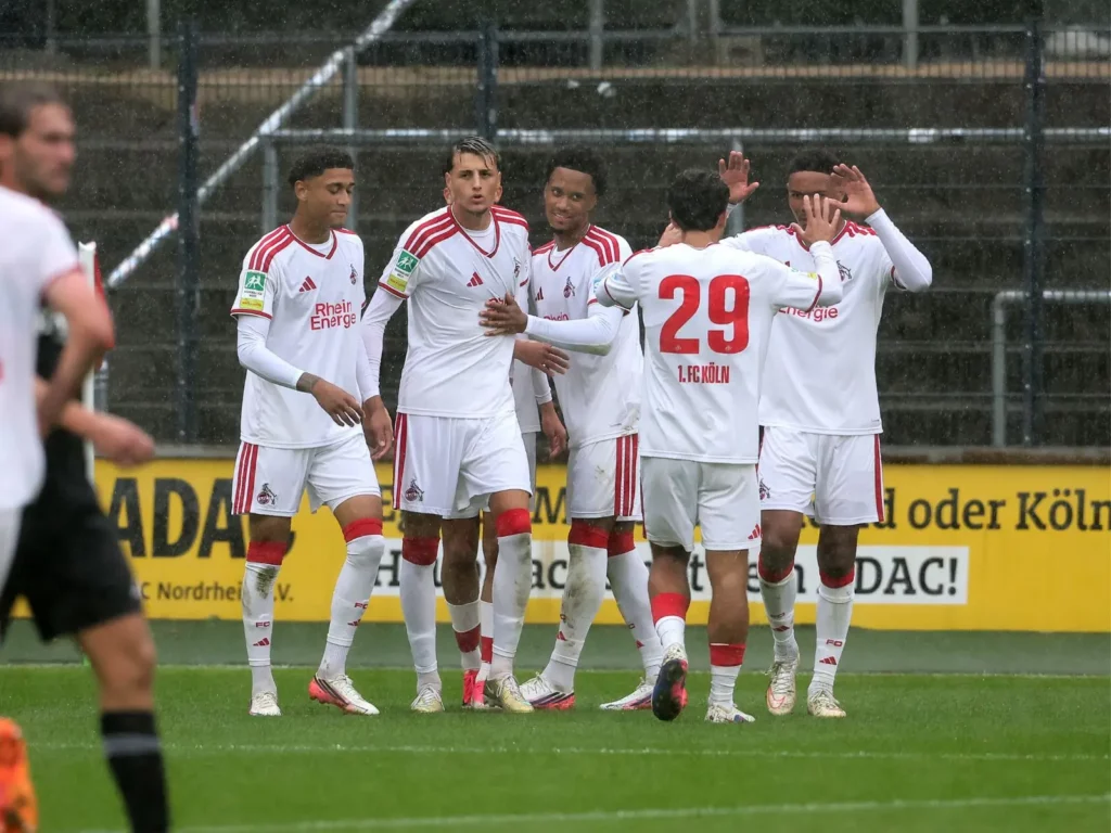 Die U21 des 1. FC Köln jubelt gemeinsam