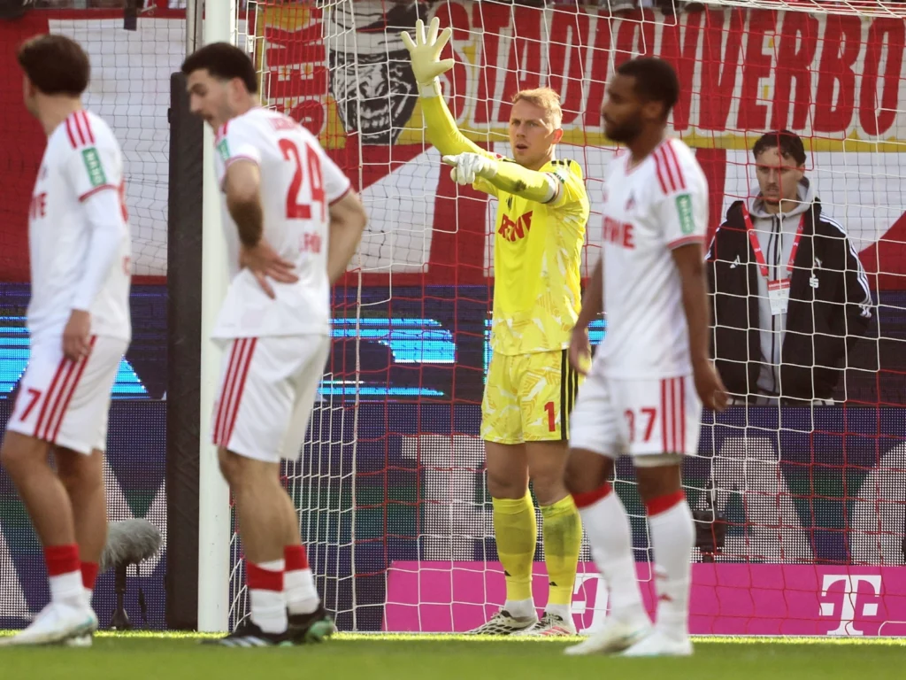 FC-Torwart Marvin Schwäbe dirigiert seine Vorderleute
