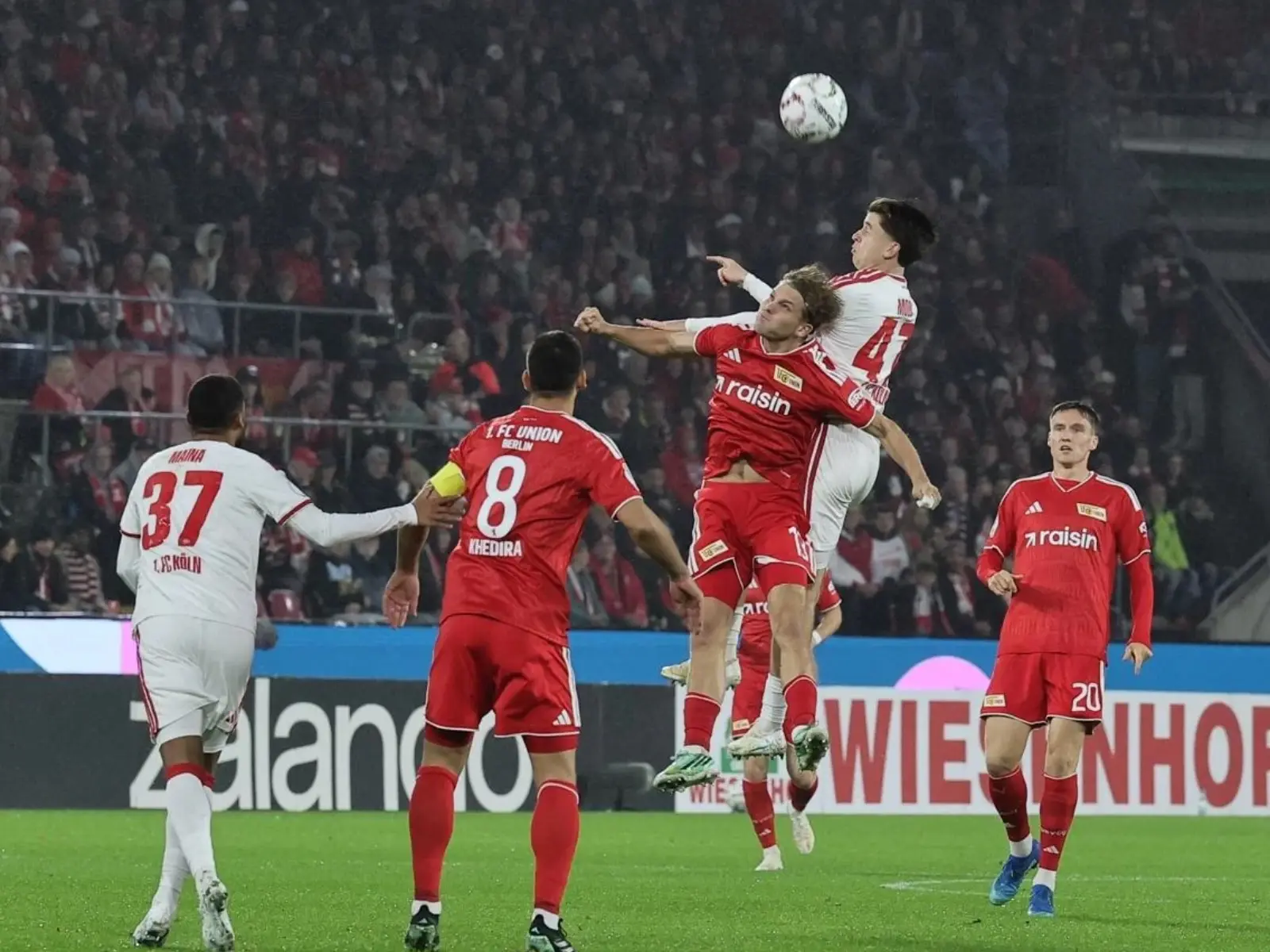 Mikey Moore vom 1. FC Köln im Duell gegen Union Berlin