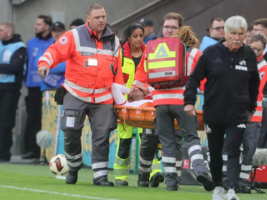 Ellyes Skhiri wird vom Platz getragen