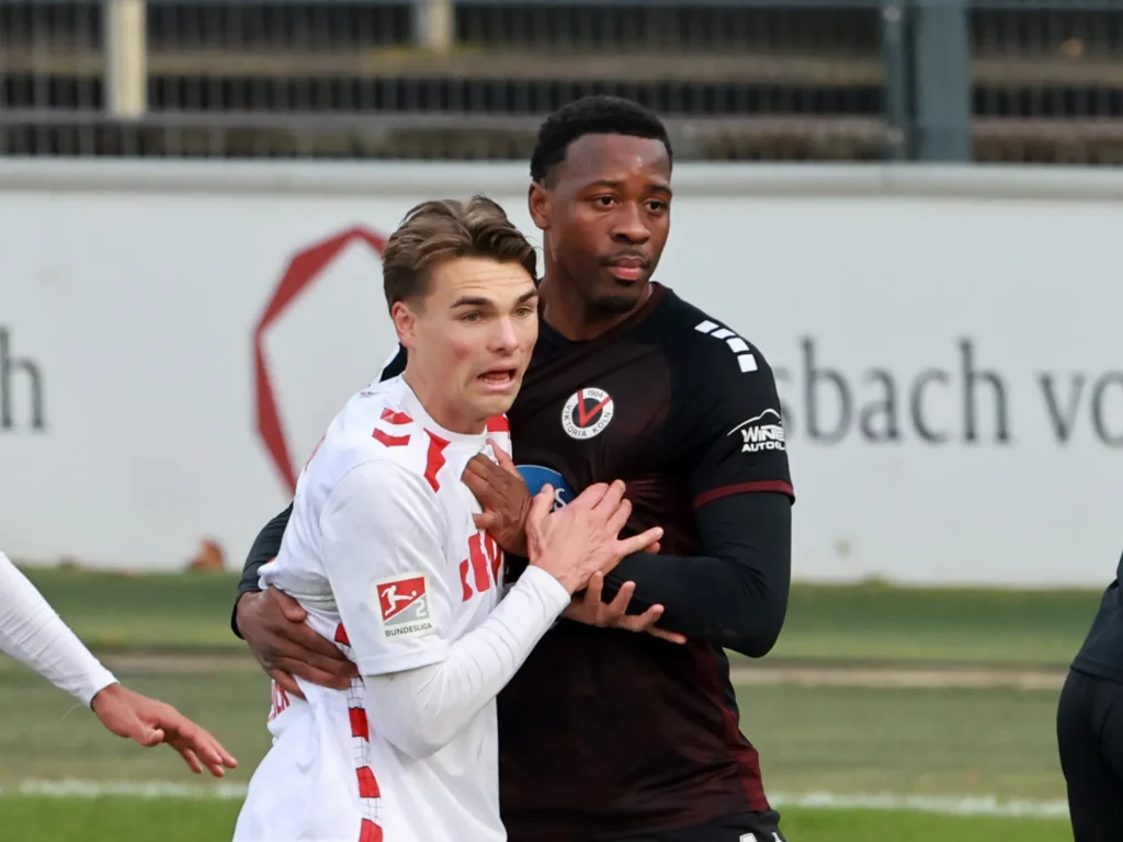 Joel Schmied im Duell gegen die Viktoria