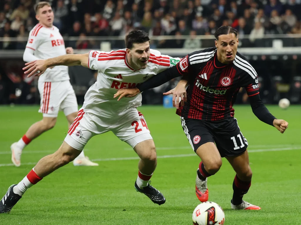 Luka Lochoshvili im Zweikampf im Duell gegen Eintracht Frankfurt
