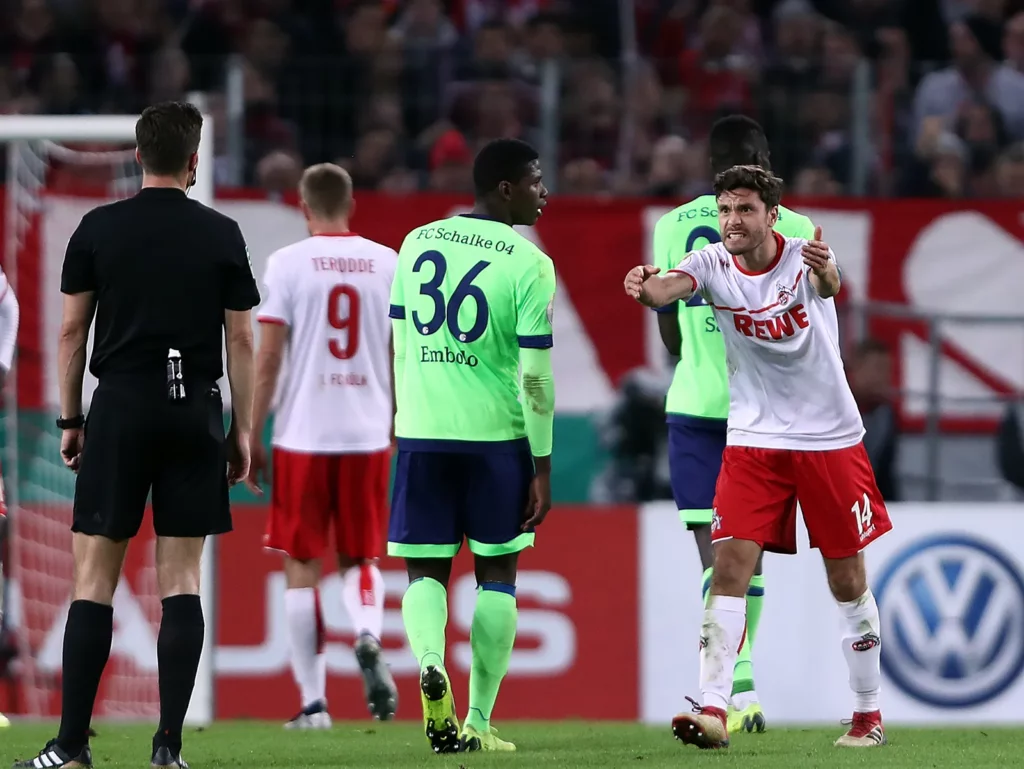 Harm Osmers und Jonas Hector diskutieren.