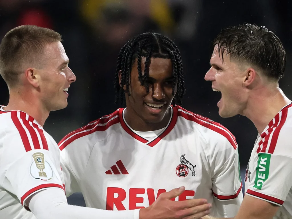 Reigan Heskey feiert mit Sebastian Sebulonsen und Marius Bülter